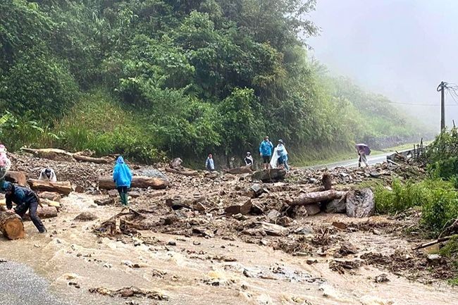 Khu vực sạt lở taluy dương tại đèo Khau Phạ, huyện Mù Cang Chải sáng ngày 28/7. Ảnh: CTTĐT Yên Bái