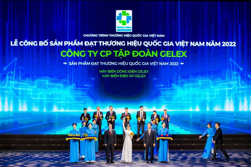 Đại diện GELEX nhận Biểu trưng Thương hiệu Quốc gia Việt Nam năm 2022.