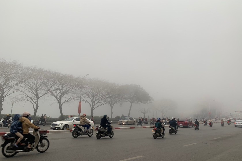 Màn sương mù dày đặc bao phủ Hà Nội.