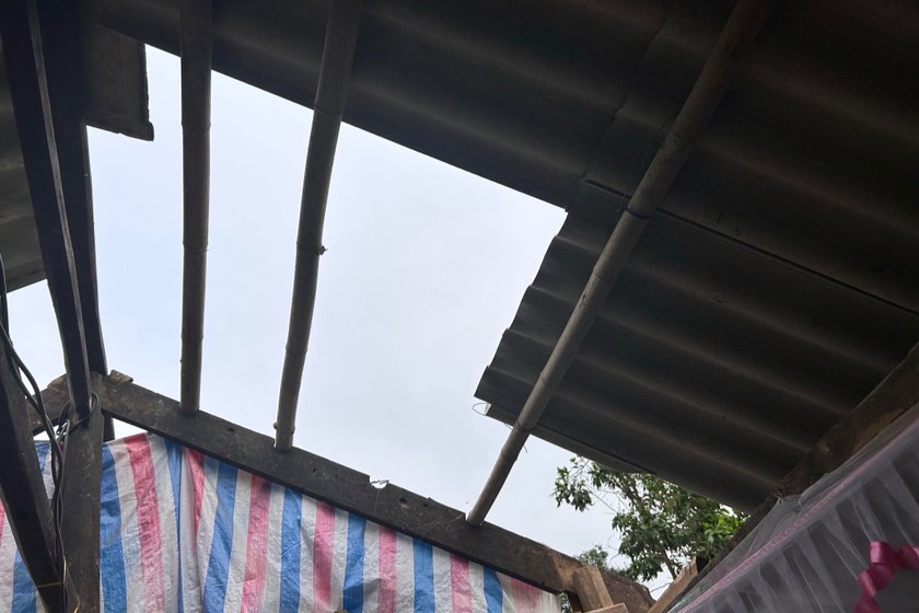 Nhà bị tốc mái do ảnh hưởng của trận giông lốc tối qua ở Hạ Hoà, Phú Thọ.