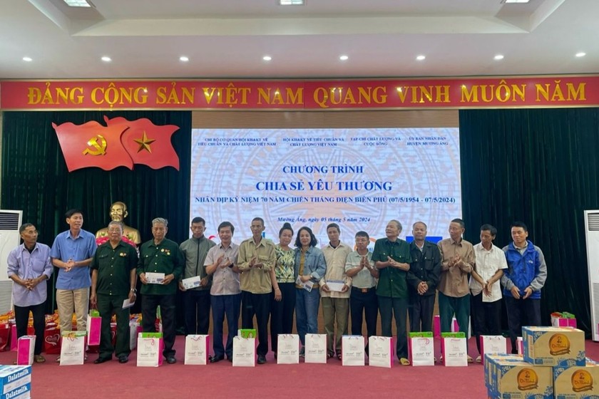Chương trình “Chia sẻ yêu thương” thăm hỏi và tri ân các cựu chiến binh Điện Biên tổ chức tại huyện Mường Ảng, tỉnh Điện Biên ngày 5/5 vừa qua.