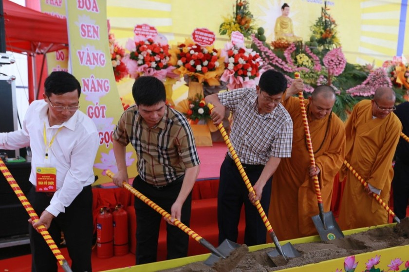 Các đại biểu và các chư tăng thực hiện nghi thức động thổ xây dựng Khu Nội tự chùa Lái.