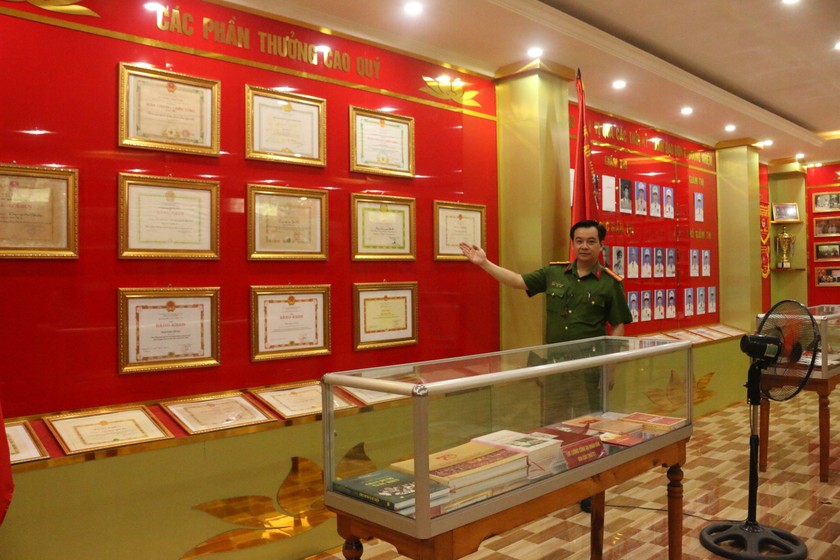 Thiếu tá Hoàng Đình Công, cán bộ Đội tham mưu, Trại Giam Yên Hạ giới thiệu Phòng truyền thống của Trại giam Yên Hạ. Ảnh: Ngọc Nga