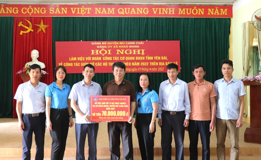 BHXH tỉnh Yên Bái hỗ trợ, giúp đỡ 15 hộ thoát nghèo tại xã Khao Mang, huyện Mù Cang Chải.