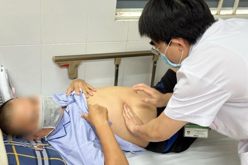 Bác sĩ Vũ Minh Điền thăm khám cho bệnh nhân. Ảnh: Bệnh viện cung cấp 