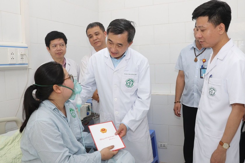 Thứ trưởng Trần Văn Thuấn thăm hỏi, tặng quà động viên nạn nhân trong vụ cháy ở Trung Kính điều trị tại Bệnh viện Bạch Mai. Ảnh: Bệnh viện cung cấp
