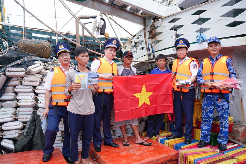 Trung tướng Bùi Quốc Oai, Chính ủy Cảnh sát biển Việt Nam trao cờ Tổ quốc tặng ngư dân tại cảng cá xã đảo Thổ Châu (tỉnh Kiên Giang).