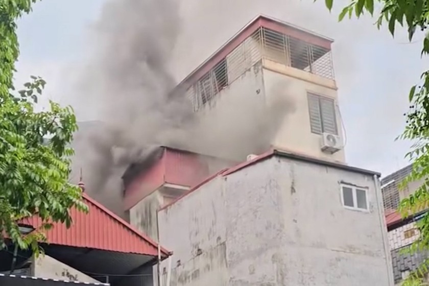 Căn nhà 3 tầng tại phố Hạ Yên Quyết xảy ra cháy vào trưa 21/6. Ảnh: Cường Đoàn/Báo Vietnamnet 