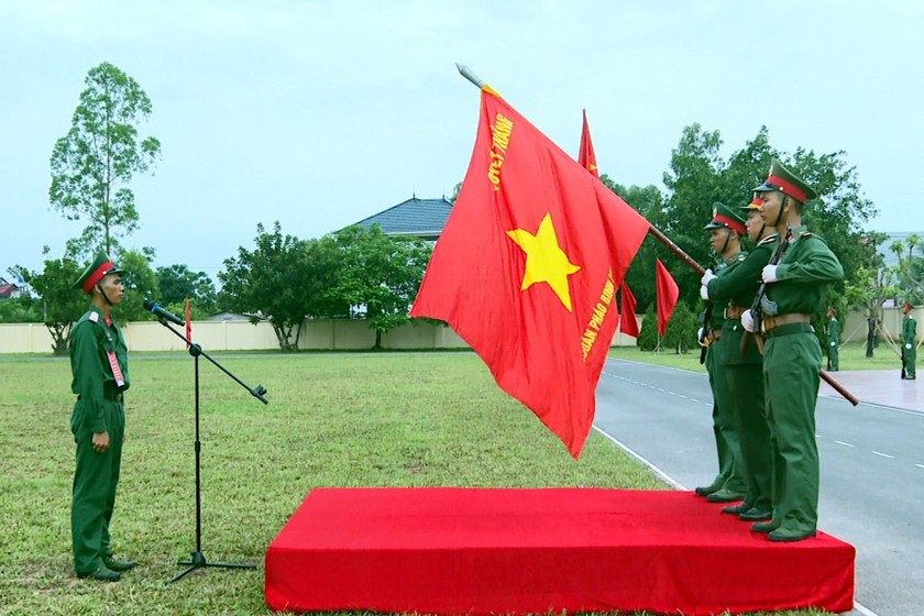 Chiến sĩ Lữ đoàn Pháo binh 164, Quân đoàn 12 thực hiện nghi thức tuyên thệ. Ảnh: Cổng TTĐT tỉnh Hưng Yên