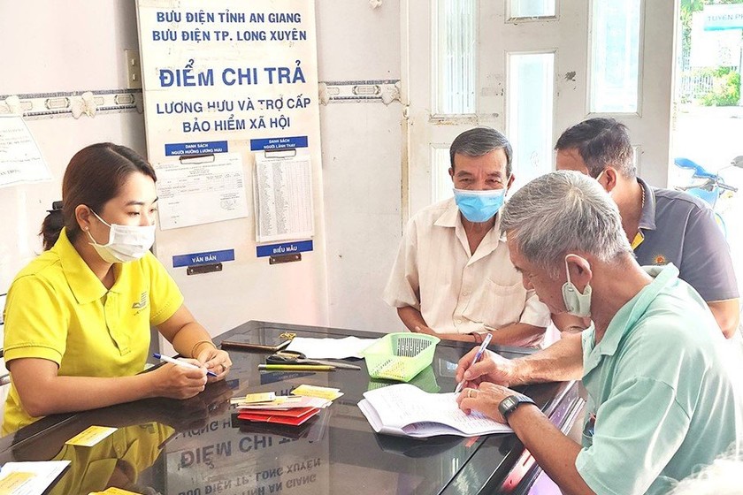 Người dân nhận lương hưu, trợ cấp BHXH theo mức hưởng mới ngay từ 1/7/2024 tại An Giang.