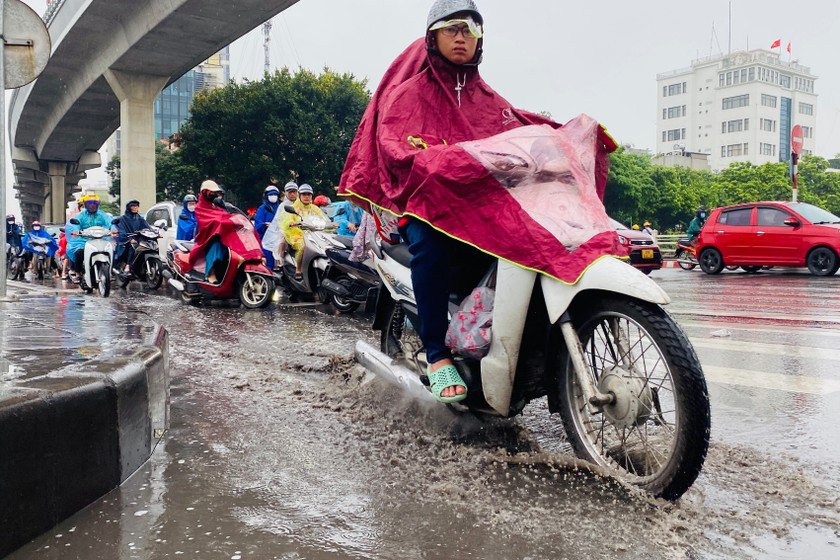 Người dân Thủ đô chật vật di chuyển trong cơn mưa kéo dài