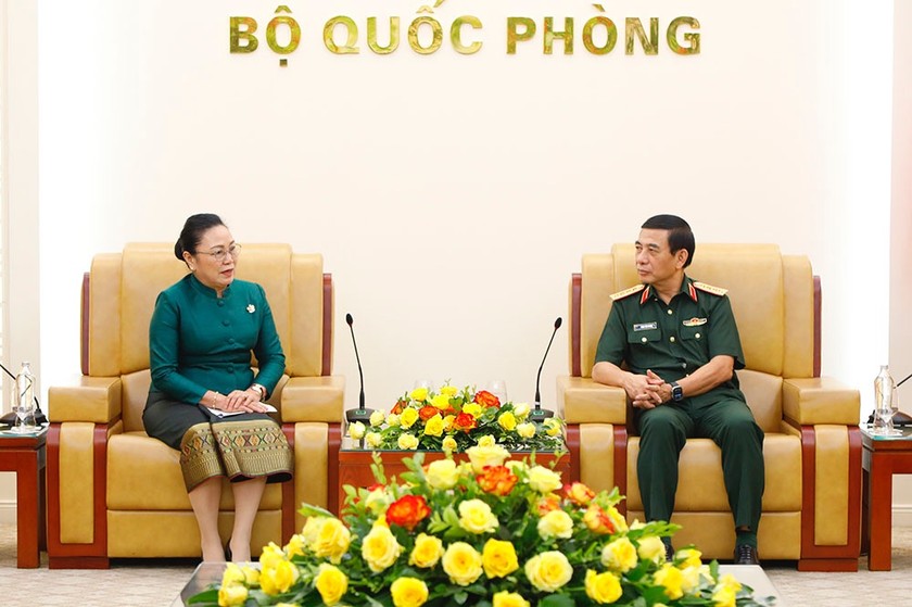 Đại tướng Phan Văn Giang và Đại sứ Khamphao Ernthavanh.