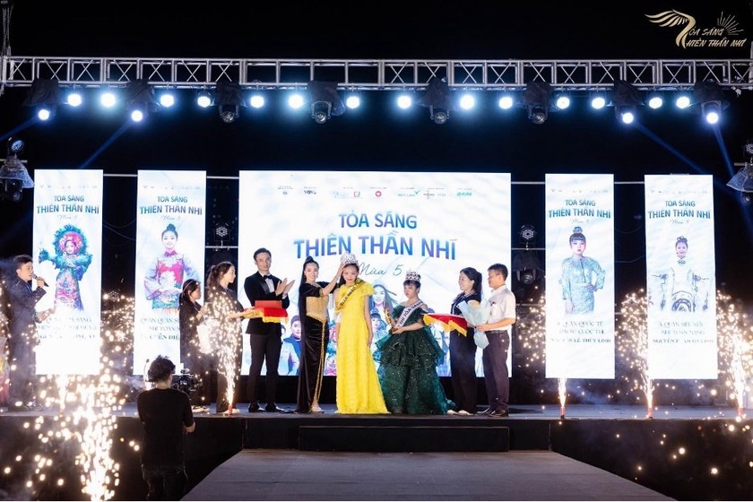 BTC trao giải Quán quân Tỏa sáng thiên thần nhí mùa 5 cho thí sinh Nguyễn Thảo Phương.