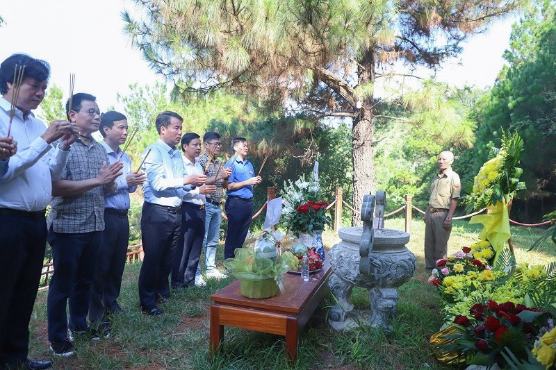 Die Delegation der vietnamesischen Sozialversicherung besuchte das Grab von General Vo Nguyen Giap und opferte Weihrauch.