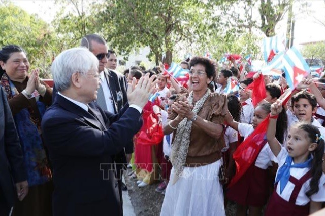 Tổng Bí thư Nguyễn Phú Trọng với nhân dân và học sinh Cuba tại Tượng đài Hồ Chí Minh ở Công viên Hòa Bình, Thủ đô La Habana, chiều 28/3/2018. Ảnh: Trí Dũng/TTXVN