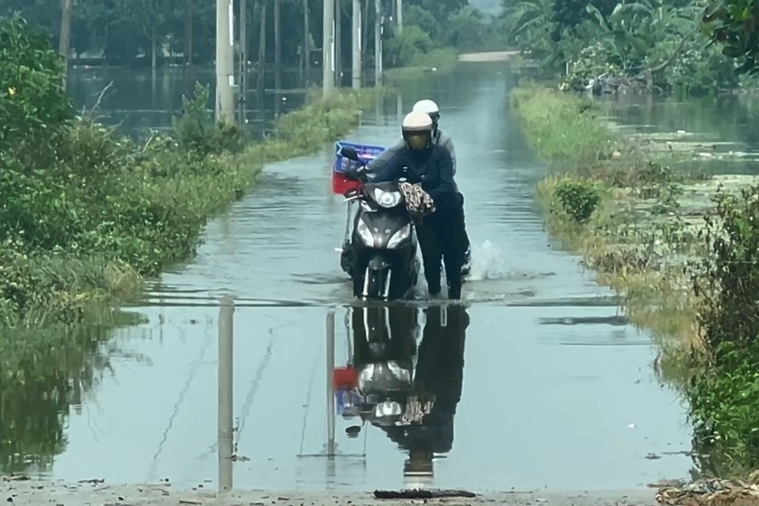 Dù trời đã ngớt mưa, tuy nhiên tình trạng ngập vẫn duy trì ở một số huyện ngoại thành Hà Nội.