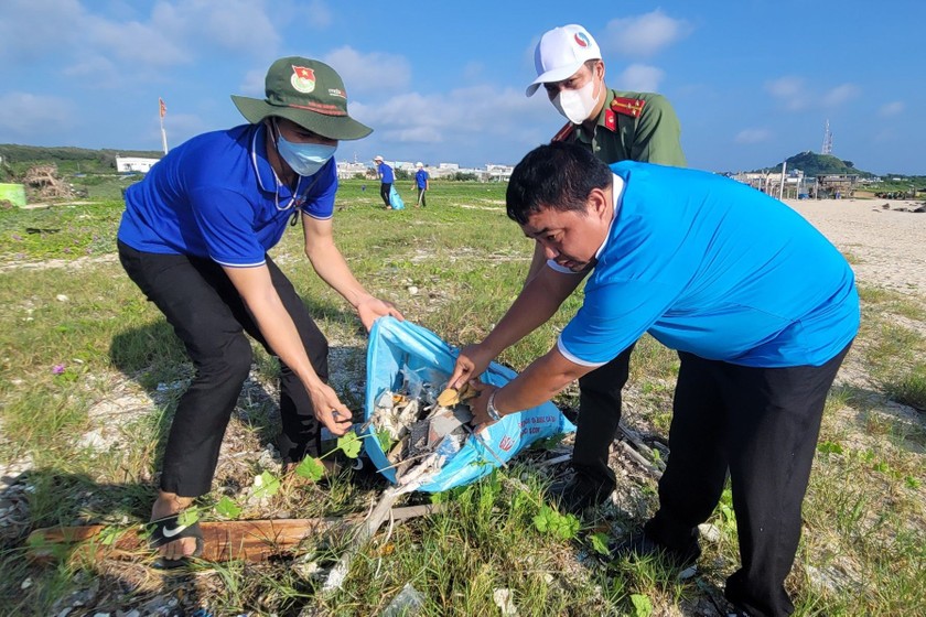 Hoạt động ra quân làm sạch rác thải nhựa tại huyện đảo Phú Quý (tỉnh Bình Thuận). Ảnh: Trung tâm Truyền thông tài nguyên và môi trường 