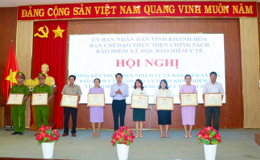 Ban Chỉ đạo thực hiện chính sách BHXH, BHYT tỉnh Khánh Hòa tổng kết thực hiện nhiệm vụ về BHXH, BHYT năm 2023 và triển khai nhiệm vụ năm 2024 và tặng Bằng khen cho các tập thể, cá nhân có thành tích xuất sắc trong thực hiện thu, thu hồi nợ BHXH, BHYT.