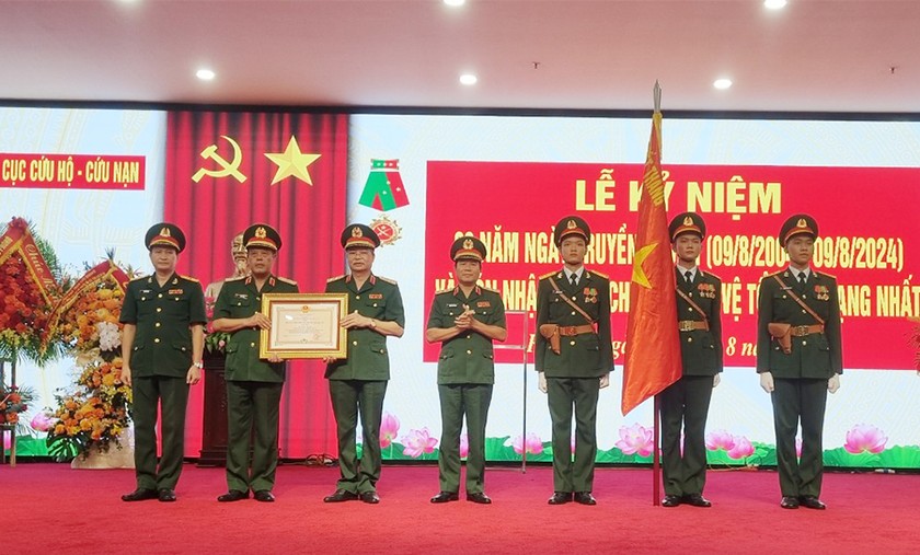 Thượng tướng Nguyễn Tân Cương trao Huân chương Bảo vệ Tổ quốc hạng Nhất tặng Cục Cứu hộ - Cứu nạn.