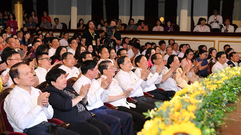 Chủ tịch Quốc hội Trần Thanh Mẫn và các đại biểu dự Chương trình nghệ thuật đặc biệt “Nắng Ba Đình”. Ảnh: Lâm Hiển