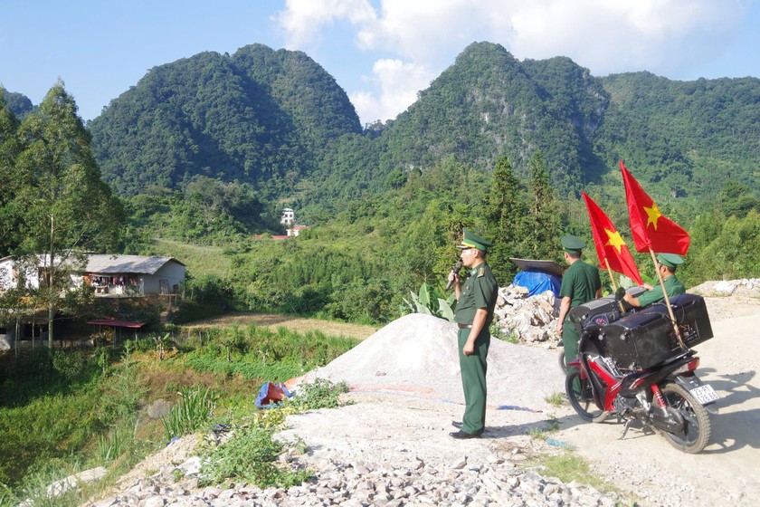 ĐBP Sơn Vĩ tuyên truyền, vận động người dân khu vực biên giới chủ động ứng phó với bão số 3.