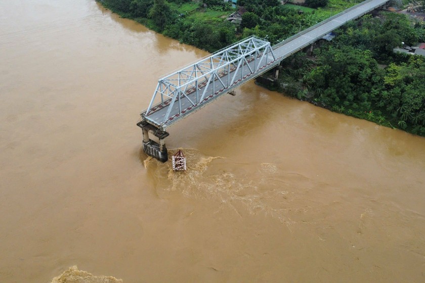 Cầu Phong Châu bị sập. Ảnh: Nguyễn Hải