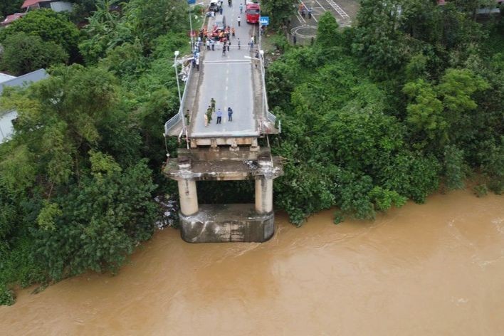 Cầu Phong Châu bị sập sáng nay (9/9)