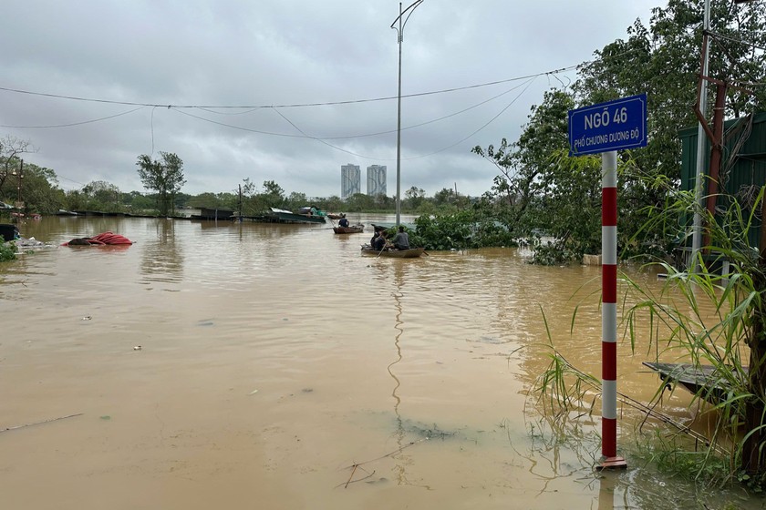 Nước sông Hồng đang lên rất nhanh. Ảnh: Đinh Luyện