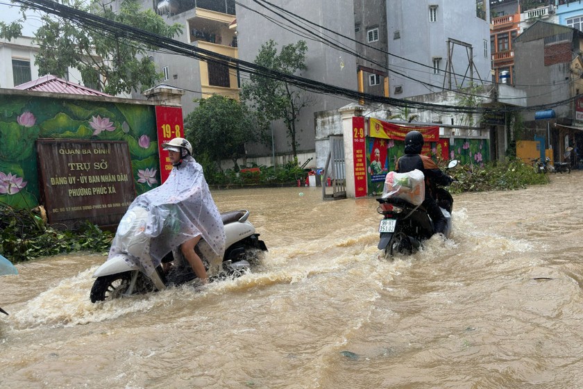 Nước ngập lên khu vực trước cổng UBND phường Phúc Xá, quận Ba Đình, TP Hà Nội. Ảnh: Lê Thanh