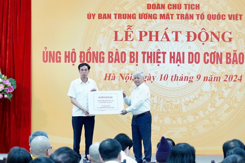 Phó Tổng Giám đốc Đào Việt Ánh thay mặt ngành BHXH Việt Nam tới dự và trao số tiền 350 triệu đồng tới Ủy ban Trung ương Mặt trận Tổ quốc Việt Nam.