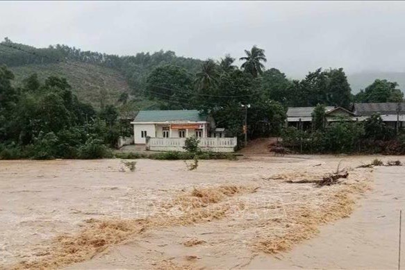 Nước sông ở xã miền núi Vĩnh Ô, huyện Vĩnh Linh (Quảng Trị) đang lên và chảy xiết gây nguy cơ ngập lụt và sạt lở. Ảnh: TTXVN 