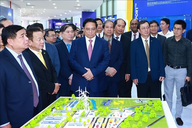 Thủ tướng Phạm Minh Chính tham quan trưng bày sản phẩm đổi mới sáng tạo. Ảnh: Dương Giang/TTXVN