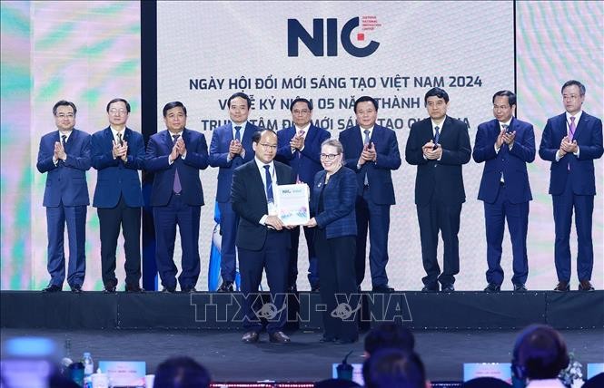 Thủ tướng Phạm Minh Chính chứng kiến trao thoả thuận hợp tác giữa Trung tâm Đổi mới sáng tạo quốc gia với các đối tác. Ảnh: Dương Giang/TTXVN