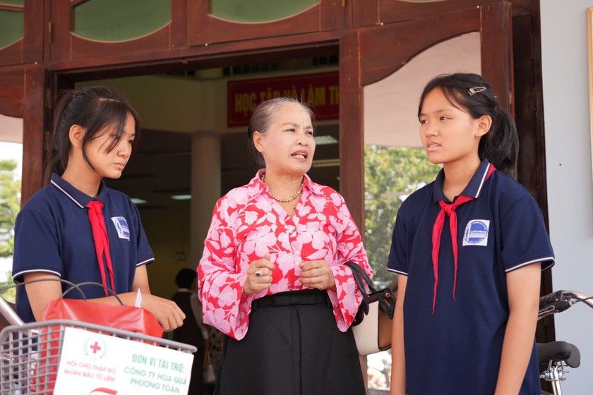 Bà Nguyễn Thị Phương trao tặng xe đạp và quà tặng cho các học sinh vượt khó học giỏi năm học 2023 - 2024 trên địa bàn quận Bắc Từ Liêm, TP Hà Nội