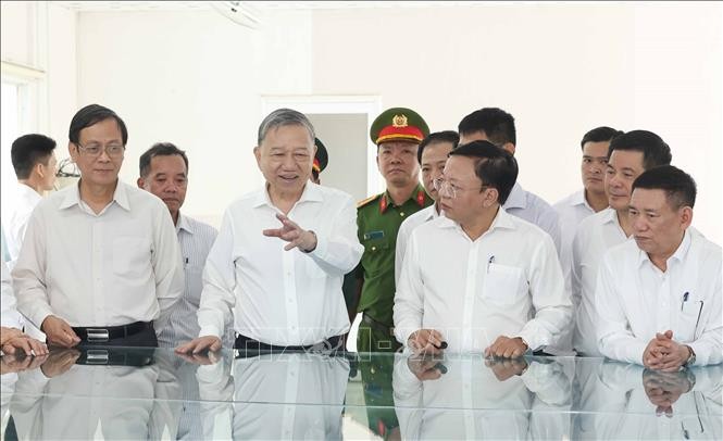 Tổng Bí thư Tô Lâm kiểm tra thực địa Cảng biển tổng hợp Cà Ná, xã Phước Diêm, huyện Thuận Nam. Ảnh: Thống Nhất/TTXVN