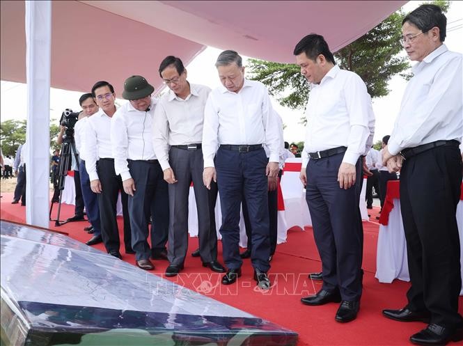 Tổng Bí thư Tô Lâm quan sát vị trí quy hoạch Nhà máy điện hạt nhân Ninh Thuận 1. Ảnh: Thống Nhất/TTXVN
