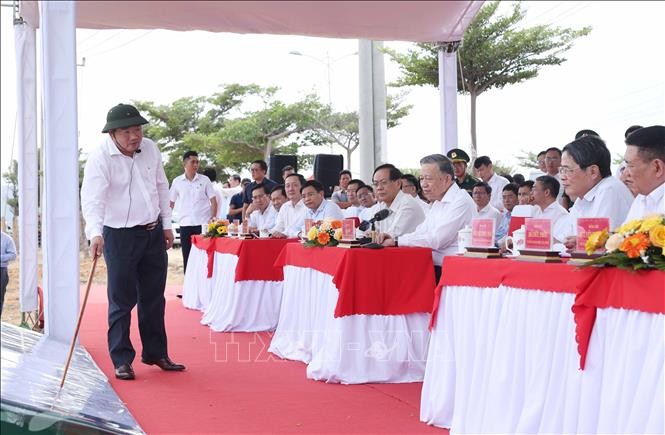 Tổng Bí thư Tô Lâm quan sát vị trí quy hoạch Nhà máy điện hạt nhân Ninh Thuận 1. Ảnh: Thống Nhất/TTXVN