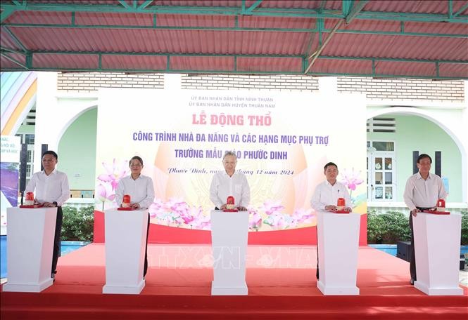 Tổng Bí thư Tô Lâm và các đại biểu thực hiện nghi thức động thổ xây dựng Nhà luyện tập đa năng và các hạng mục phụ trợ của Trường Mẫu giáo Phước Dinh. Ảnh: Thống Nhất/TTXVN