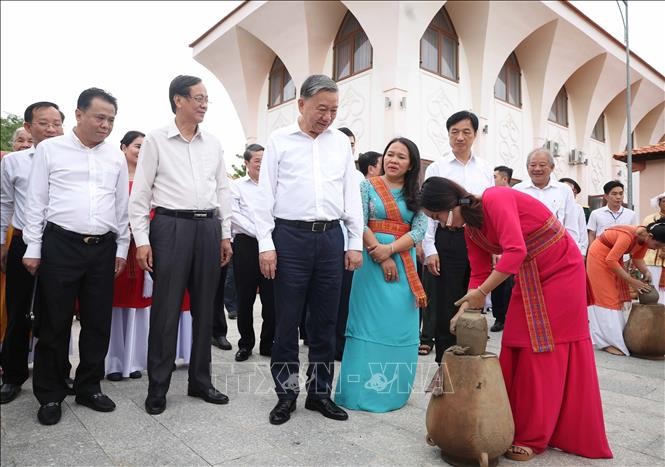 Tổng Bí thư Tô Lâm xem các nghệ nhân làm gốm Chăm Bàu Trúc. Ảnh: Thống Nhất/TTXVN