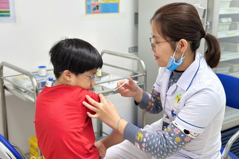 Tiêm vaccine phòng bệnh Sởi cho trẻ từ 1-5 tuổi. Ảnh: Sở Y tế Hà Nội