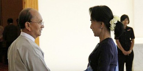Tổng thống Thein Sein (trái) và nhân vật đối lập San Suu Kyi. Ảnh: Reuters.
