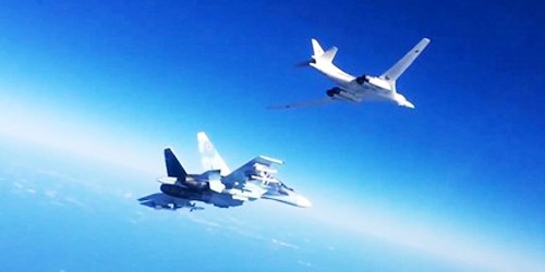 Tiêm kích đa năng Su-30SM hộ tống oanh tạc cơ Tu-160 tham gia chiến dịch không kích khủng bố ở Syria. Ảnh: Tass