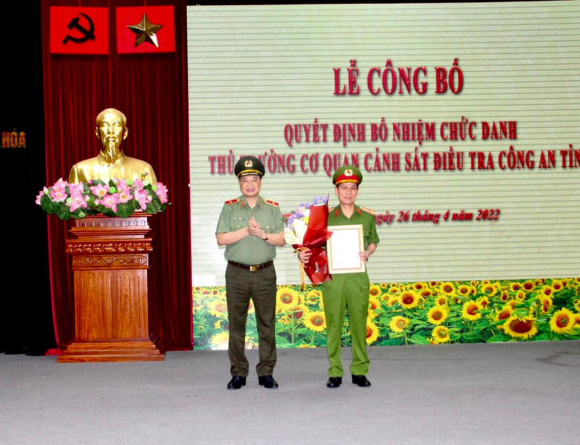 Đại tá Dương Văn Tiến, Phó Giám đốc Công an tỉnh Thanh Hóa nhận Quyết định bổ nhiệm tại lễ công bố