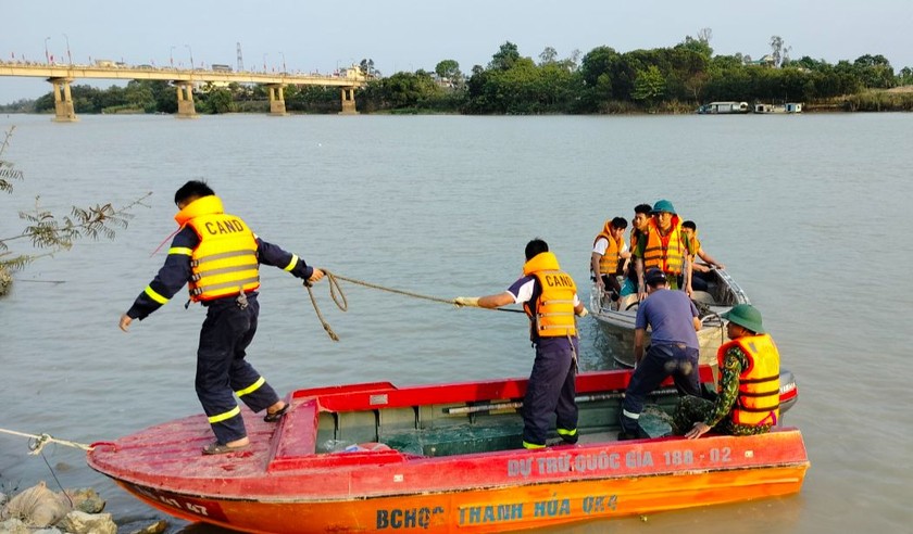 Lực lượng CNCH tìm kiếm nạn nhân.