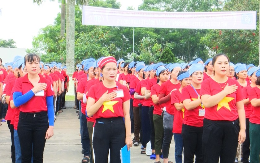 Các công nhân Công ty Trách nhiệm hữu hạn Wooin Vina chào cờ, hát Quốc ca sáng 22/4.