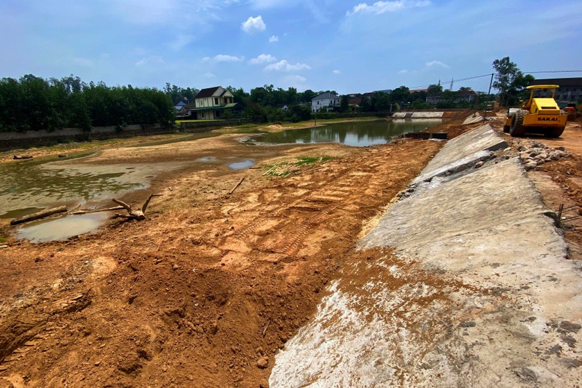 Nhiều đập, hồ chứa nước ở huyện Nghi Lộc (Nghệ An) rơi vào tình trạng cạn nước. 
