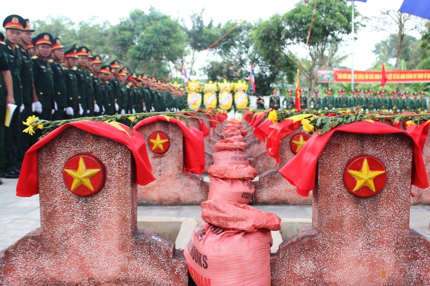 87 hài cốt liệt sĩ quân tình nguyện và chuyên gia Việt Nam hi sinh tại Lào được an táng tại nghĩa trang liệt sĩ huyện Nghi Lộc (Nghệ An). Ảnh: Bùi Hoàng Ý 