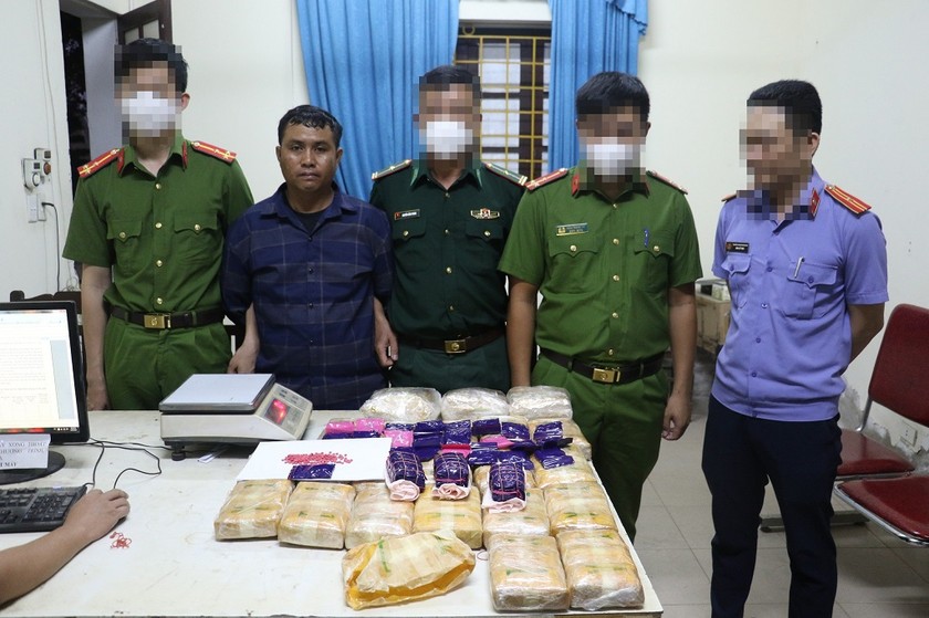 Đối tượng Xayyasone Xay bị bắt cùng 20kg ma túy các loại.
