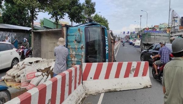 Cần Thơ: Tông vào dải phân cách, xe tải lật ngang giữa đường