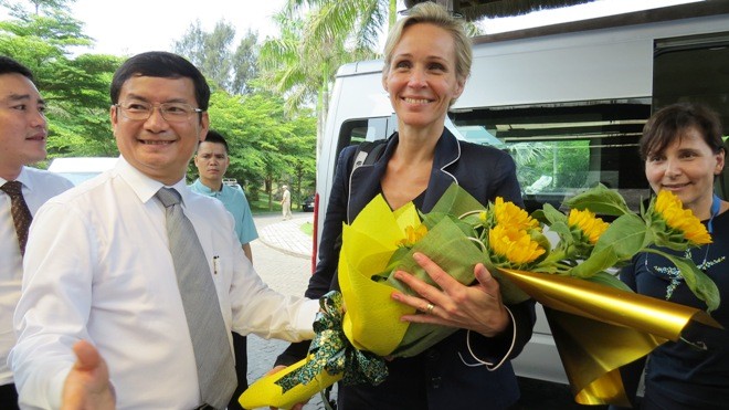 Ông Trần Tiến Dũng - Phó chủ tịch UBND tỉnh Quảng Bình tặng hoa chào mừng bà Camilla Mellander - Đại sứ Thụy Điển tại Việt Nam.